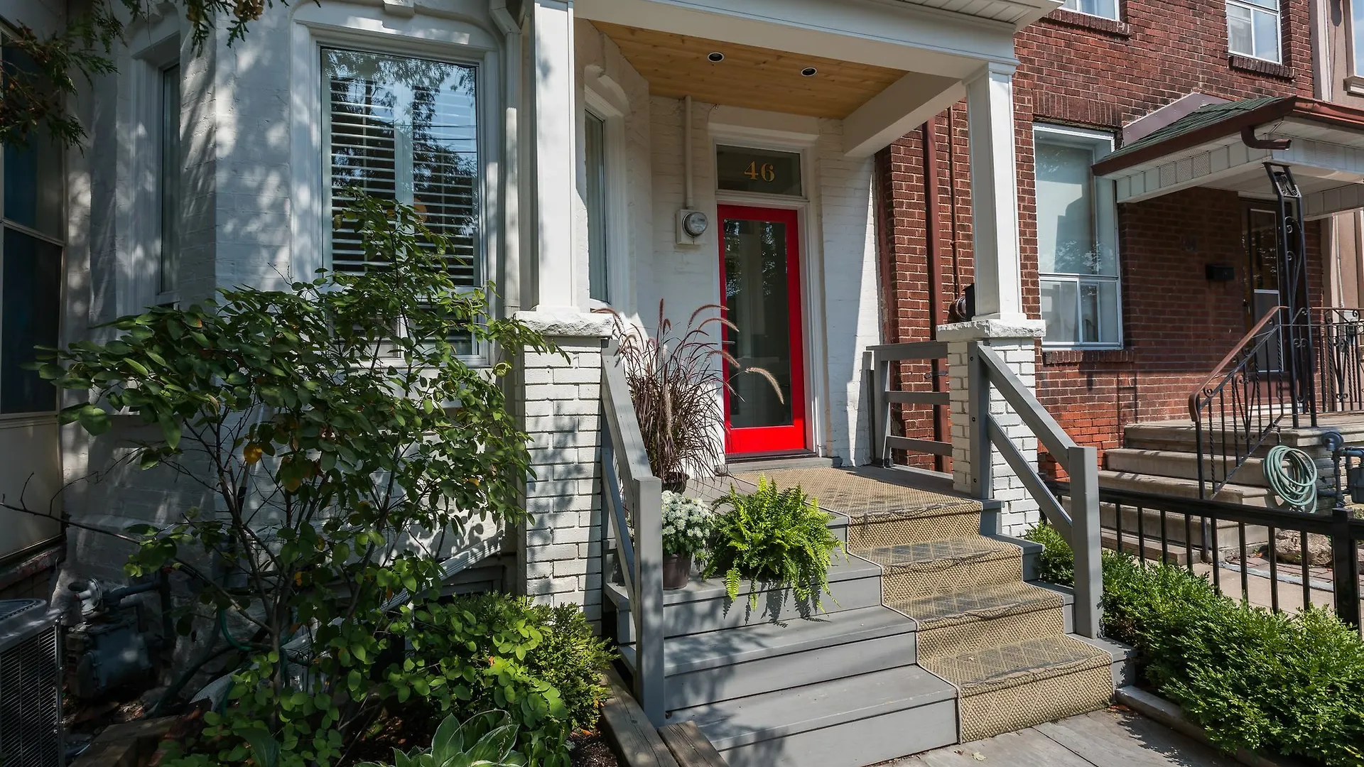 Applewood Suites - Queen West contacts